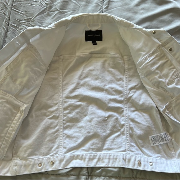 EUC White Banana Republic Jean Jacket in size Medium - Picture 8 of 14